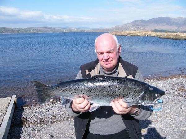 Axel Zurbugge avec cette superbe truite de mer 11 1/2lbs