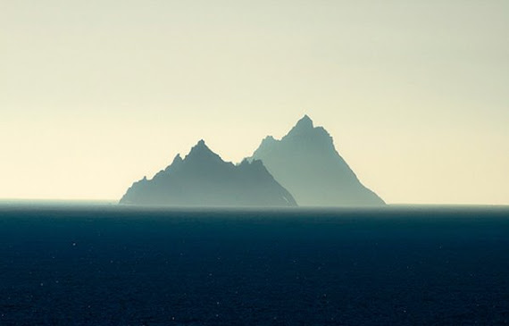 Cette belle photo paisible des Skelligs trompe. La realite est sauvage, mais oh, tellement belle