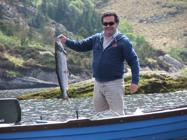 Liam Ellis avec son saumon du Currane