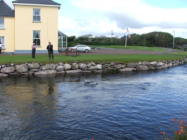 La fin de combat d'un bon poisson pres de Waterville House sur le fameux Butler's Pool