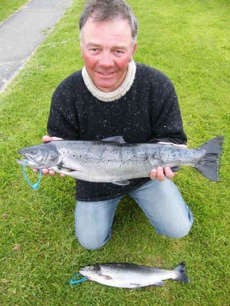 Dave Ecclestone avec 2 superbes truites de mer (6lbs+ et 3,5lbs) ce 11 mai