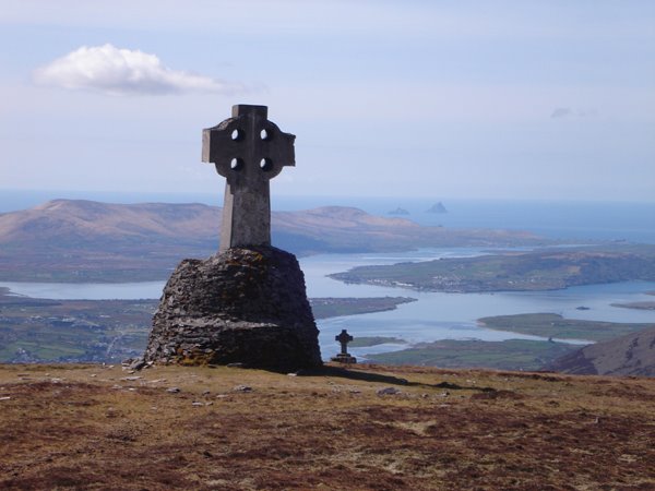 Eng grossarteg Aussicht vum Knocknadtobar, den hellege Bierg vun Cahersiveen