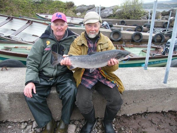 Walter Rushe avec son saumon 9lbs avec Franck Donnelly, son ghillie