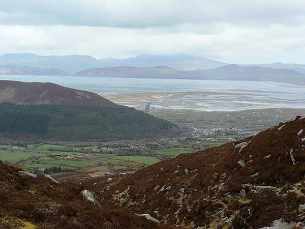 Den Horse-shoe: (Eng fantastesch vue vum Colly Mountain richtung Rossbeigh beach)