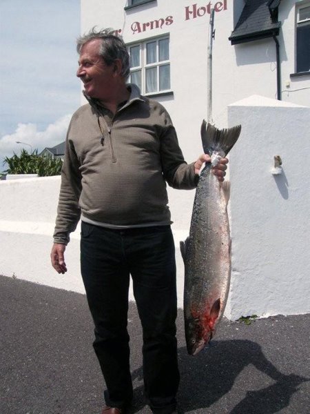 Michel Henry, France, avec son beau saumon 13lbs, pris le 12 juillet au lough Currane