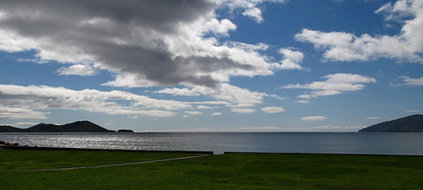 Aus den Aaen vun engem Breetwenkel. Ballinskellig Bay