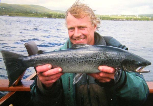 John Young avec une truite de mer 3lbs