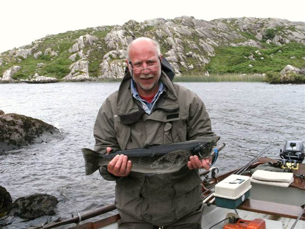 Jamie Bomford avec sa "specime sea trout" de 6,5lbs