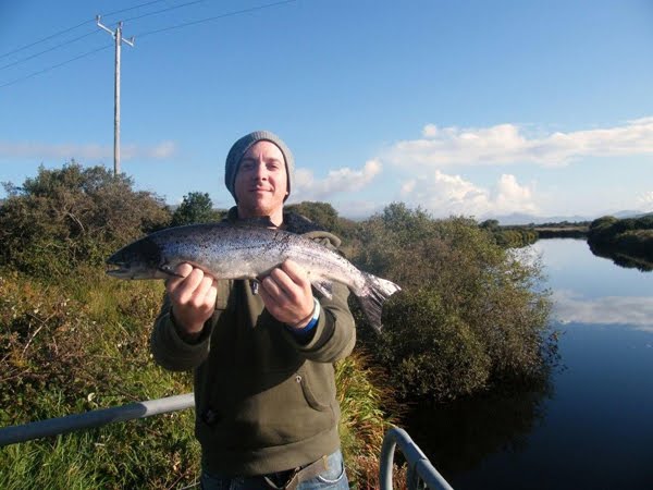 Kevin Coombs prend son premier saumon (a l'arriere, le Inny river)