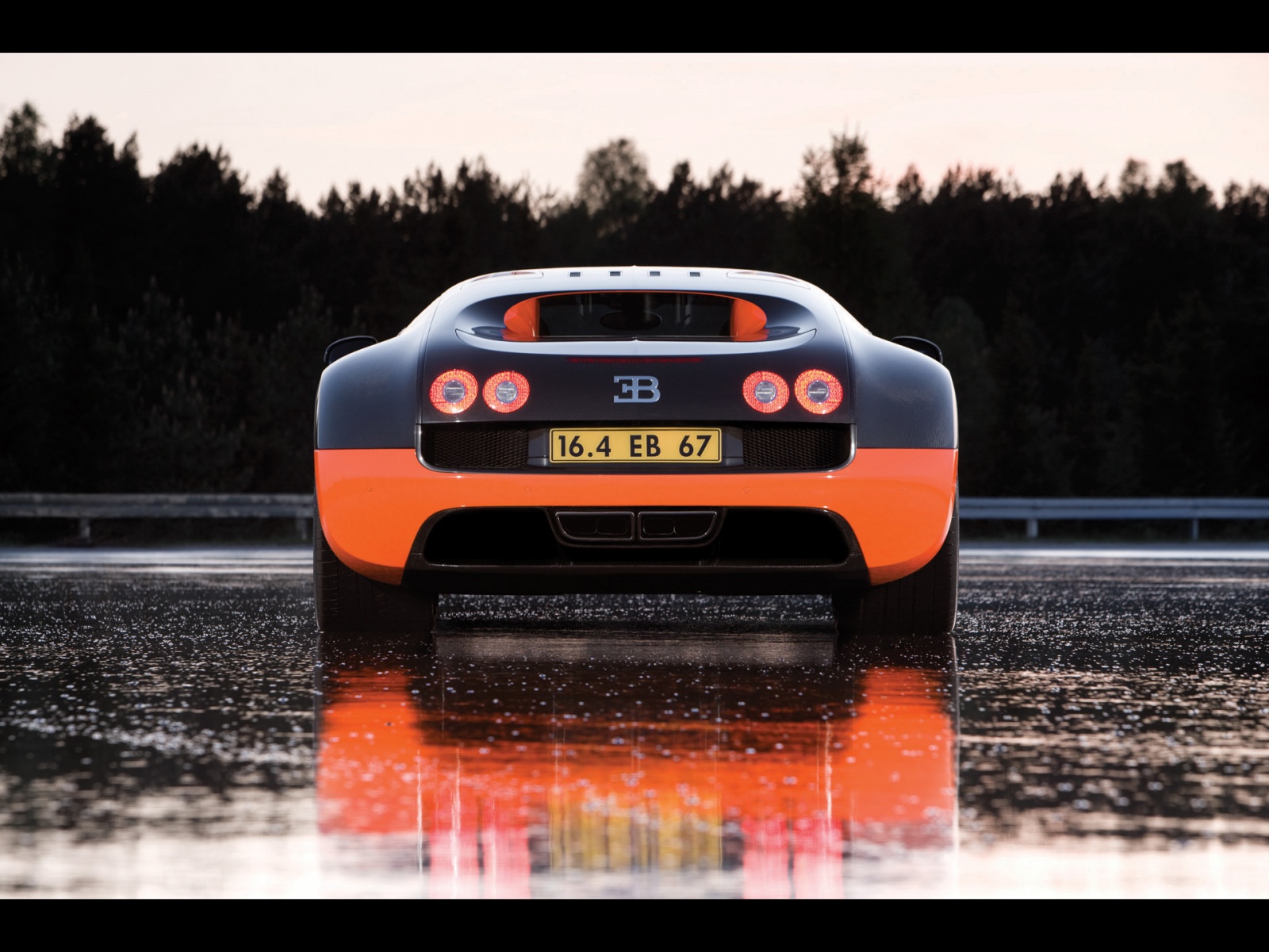 http://1.bp.blogspot.com/_2UbsSBz9ckE/TDTyjBL0RXI/AAAAAAAABP0/f3isGUl57hs/s1600/veyron_rear_reflection-1600x1200.jpg