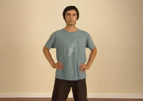 Video: Tシャツを目にもとまらぬ速度で素早く脱ぐ方法 ! !