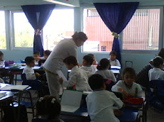 Beatriz, en su sala. Niños aprendiendo...