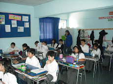 Al fondo de la sala, observamos a la señorita evaluadora de las experiencias TICS, de Enlaces.