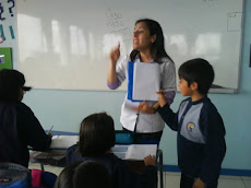 Profesora Daniella Leuquén en plena acción...