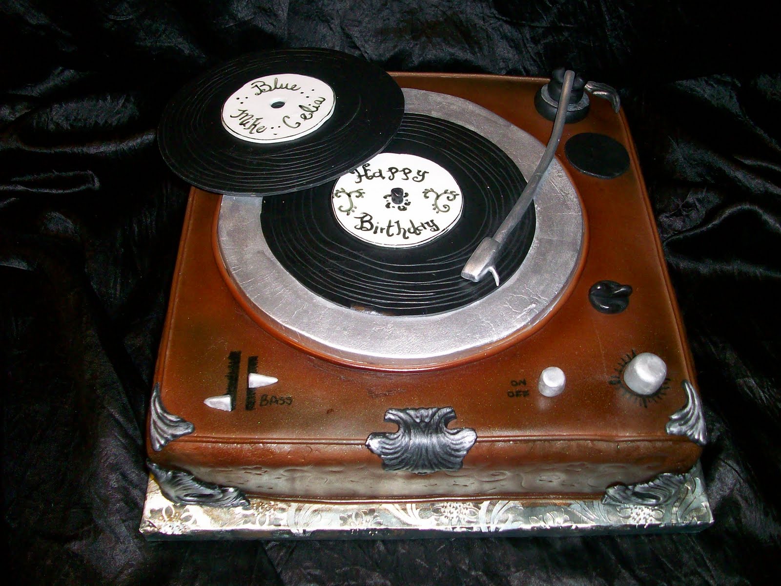 RECORD PLAYER CAKE