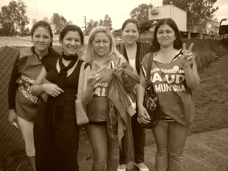 Esperando la llegada de Cris, pasadas por agua...Pero felices!