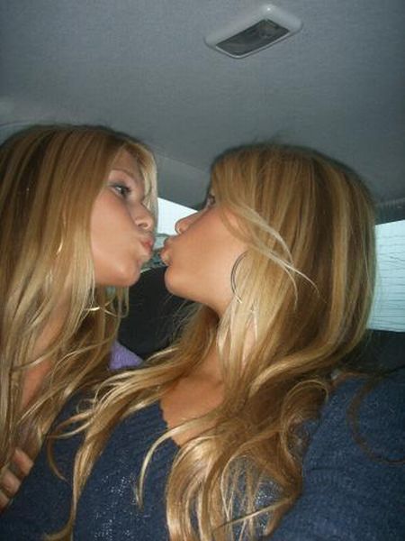 2 blondes lesbian