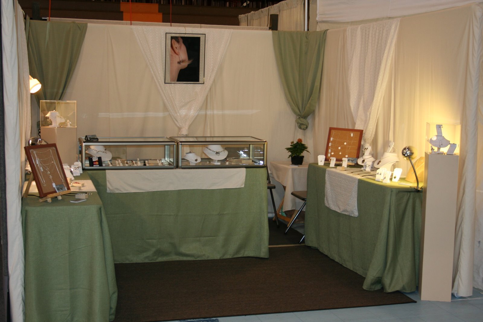 [Indoor+Booth+008.JPG]