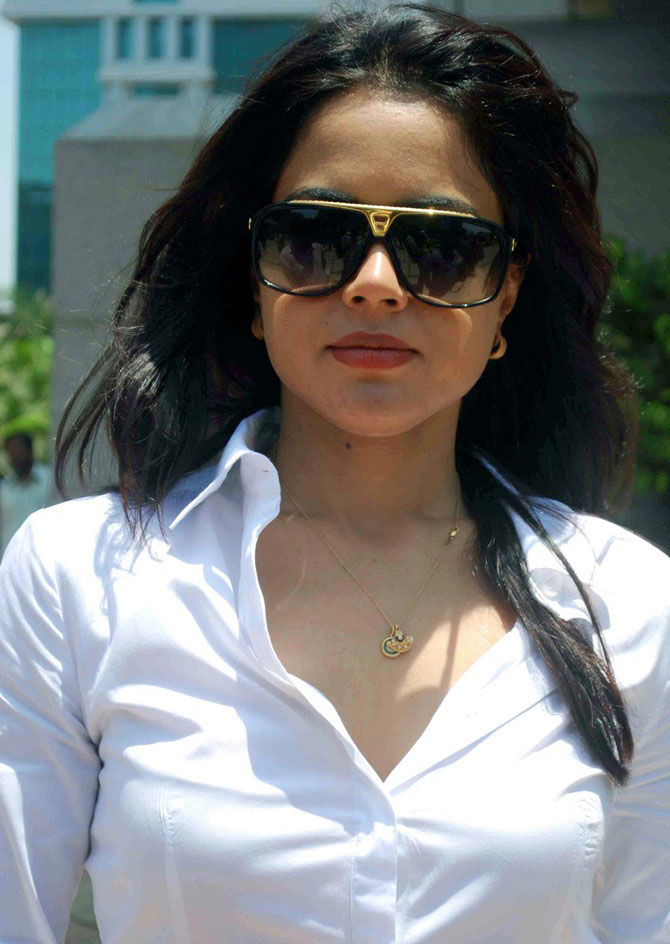 [Actress-Sameera-Reddy-hot-photos-in-white-123bolly-com-20.jpg]