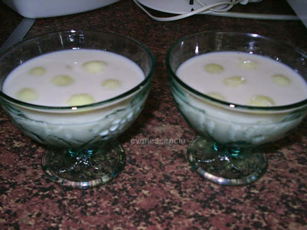 Las copas de horchata antes de añadir las nueces coas de horchata antes de las nueces
