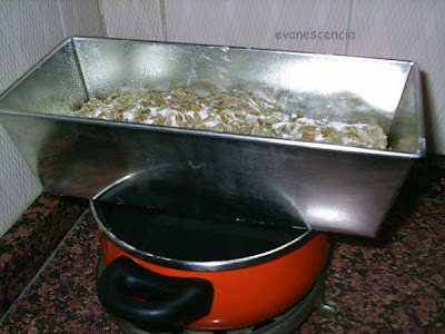 molde bajo cacerola agua caliente para ayudar a levar masa de pan de pipas levando