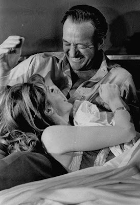 French actress Françoise Dorléac and David Niven, on Where are the spies's set (1965) - Françoise Dorléac et David Niven, sur le tournage de Passeport pour l'oubli (1965)