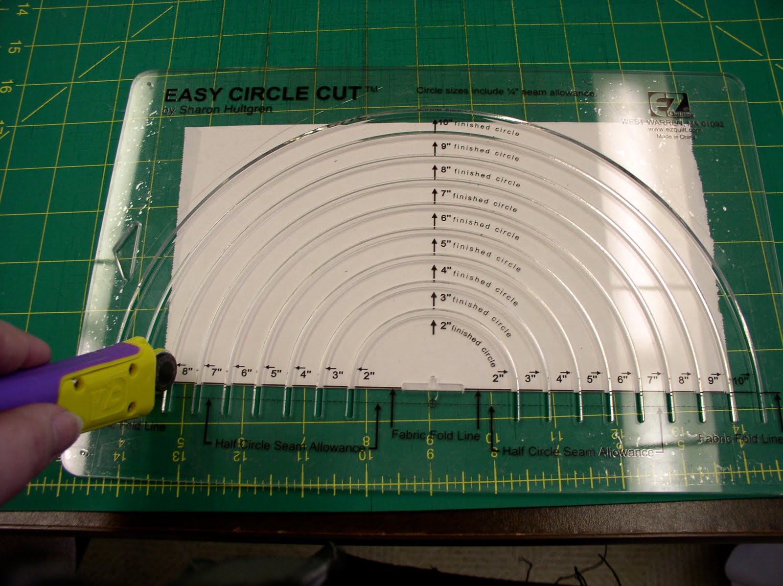 [Cutting+Circle+Templates+from+Freezer+Paper.jpg]