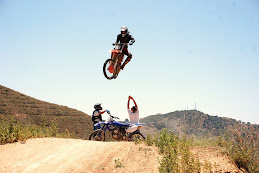 Tom, Volando por encima de Kuman, Amancio y su Yamaha