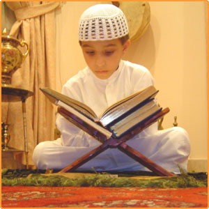 كيف ننقش القرآن على صدور صغارنا؟ طفل%20يقرأ%20القرأن