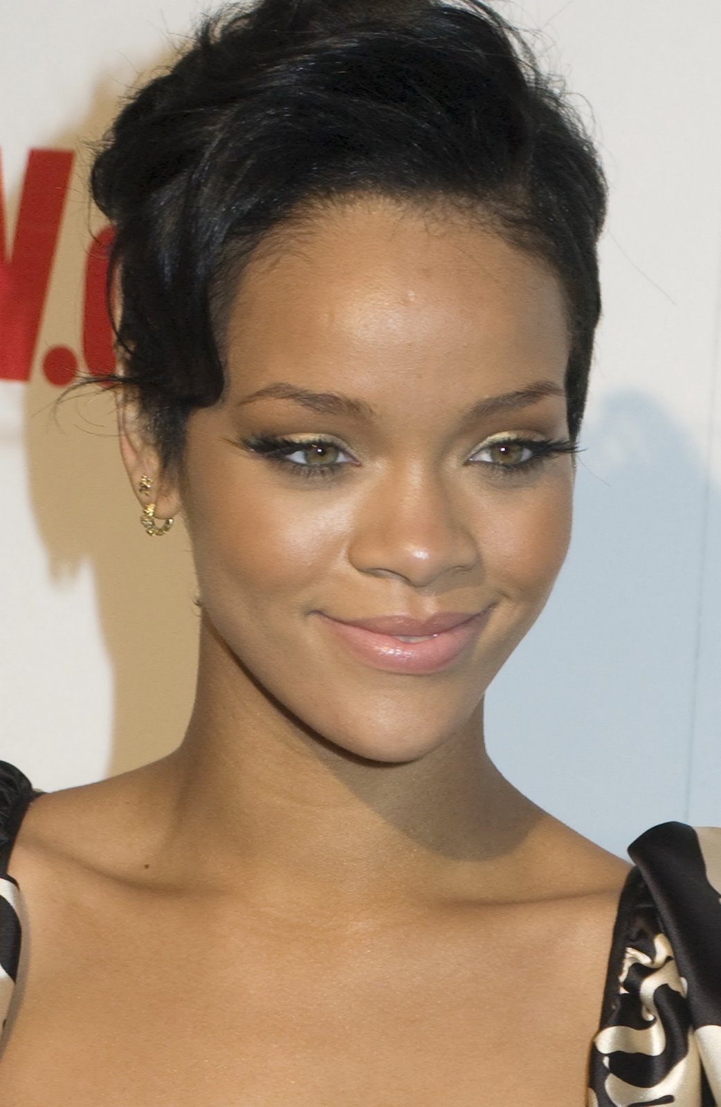 [Rihanna+-+Updo+Hair.jpg]