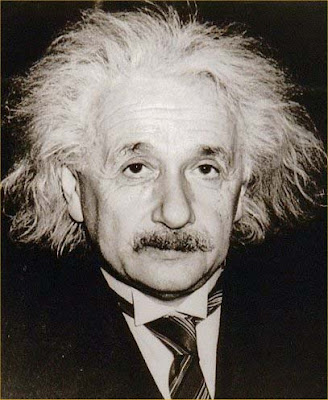 Siapa yang tak kenal tokoh dunia satu ini? dia adalah Albert Einstein sang penemu bom atom dan pencetus teory relativitas, Einstein dengan kejeniusannya banyak mengundang ketertarikan orang lain untuk menyelidiki perihal kepribadiannya.