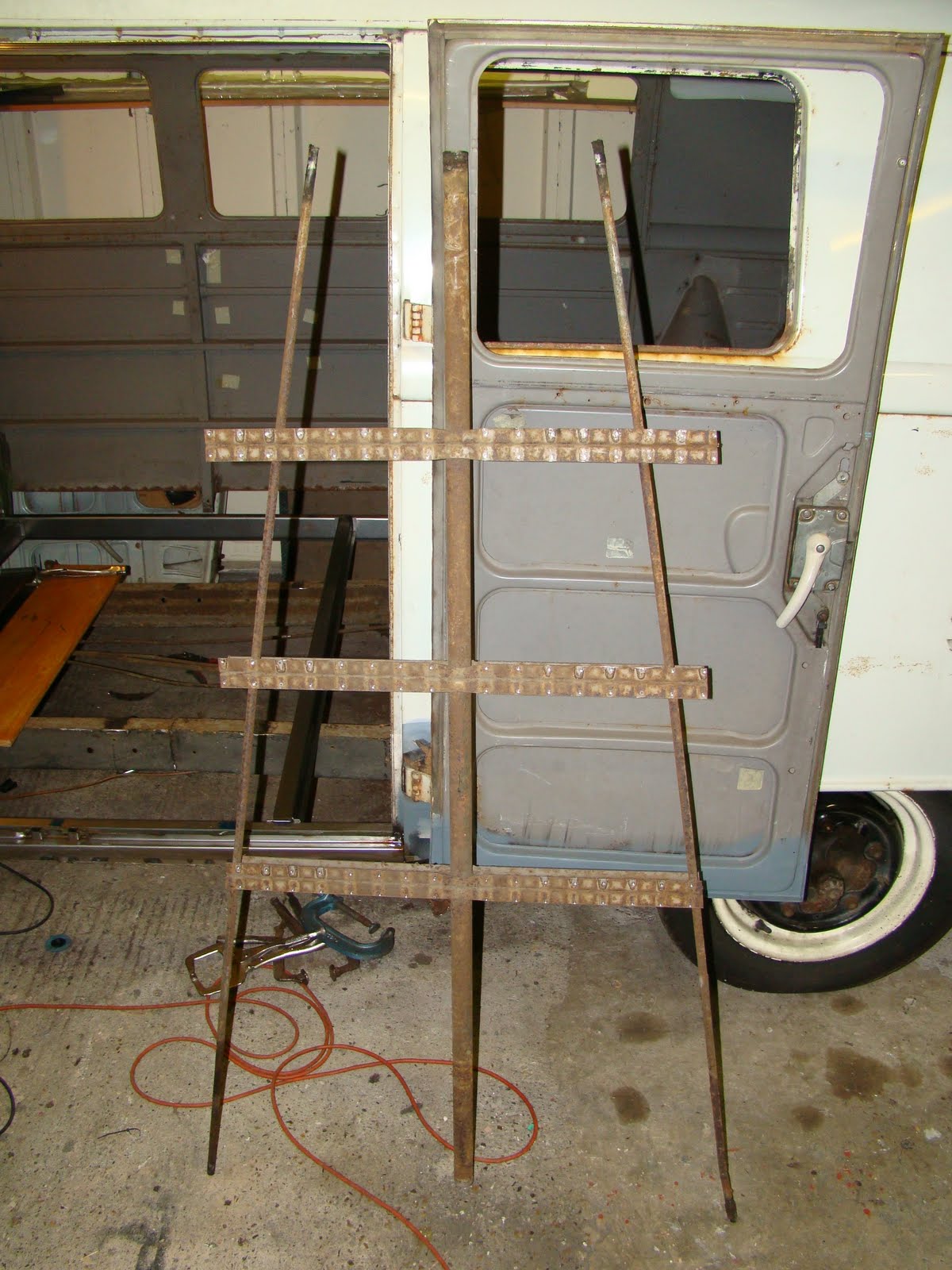 [Cut+out+rails+and+tube.JPG]