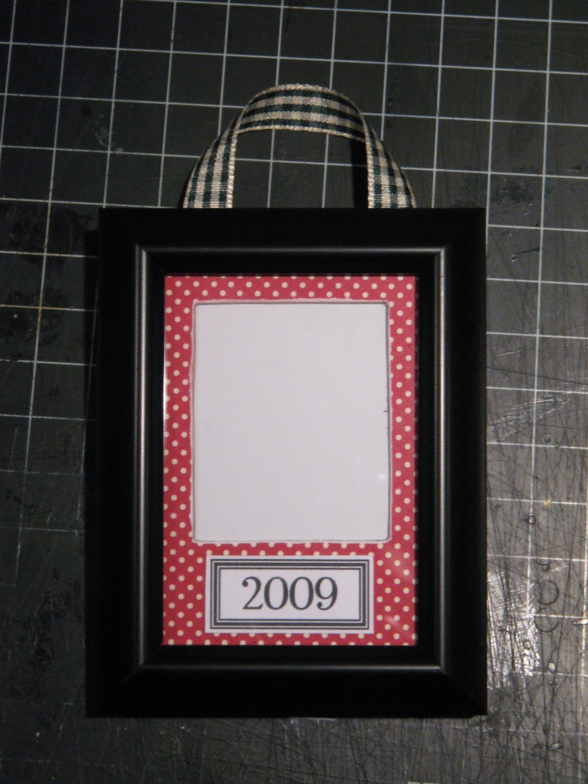 I always see the cutest photo frame ornaments when I'm out this time of