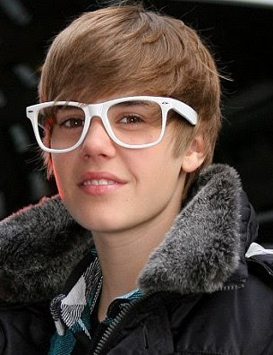 justin bieber glasses pictures. JUSTIN BIEBER LOOKS GORGEOUS
