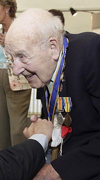 [200px-Henry_Allingham_in_2007.jpg]