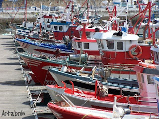 Pesqueros en el muelle de la dársena