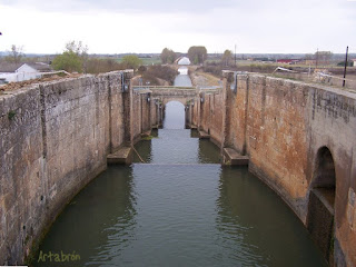 Vista del Canal de Castilla y de su antiguo sistema de esclusas