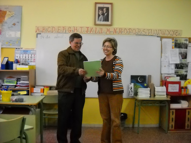 D.  JOSÉ  LUIS   RECIBIENDO  EL  LIBRO  QUE  ESCRIBIERON  PARA  ÉL