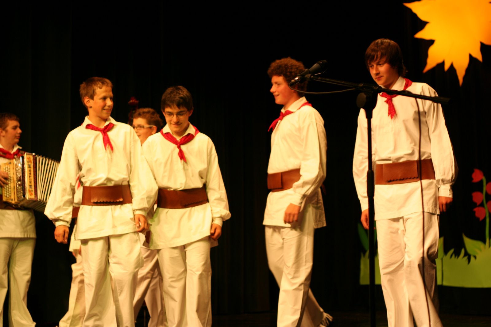 [pobelelo+pole1.JPG]