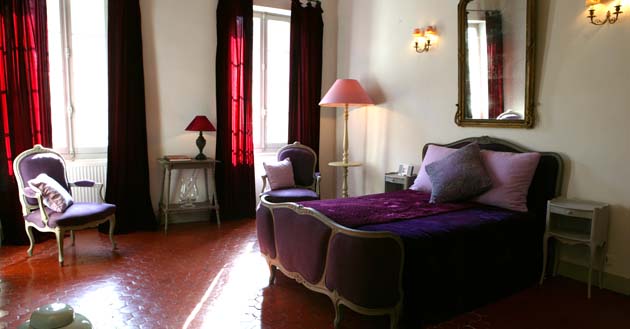 [suite-violette-bedroom.jpg]