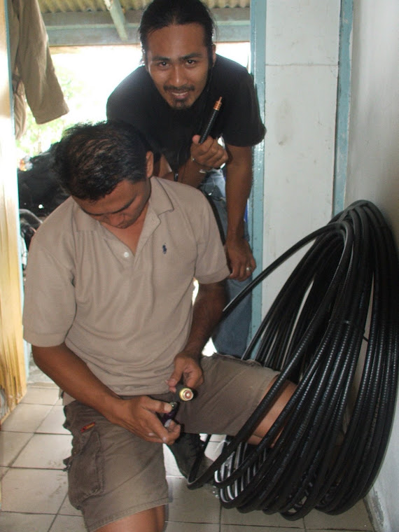 TD68 Memasang Connecter, Diperhatikan Oleh TK99