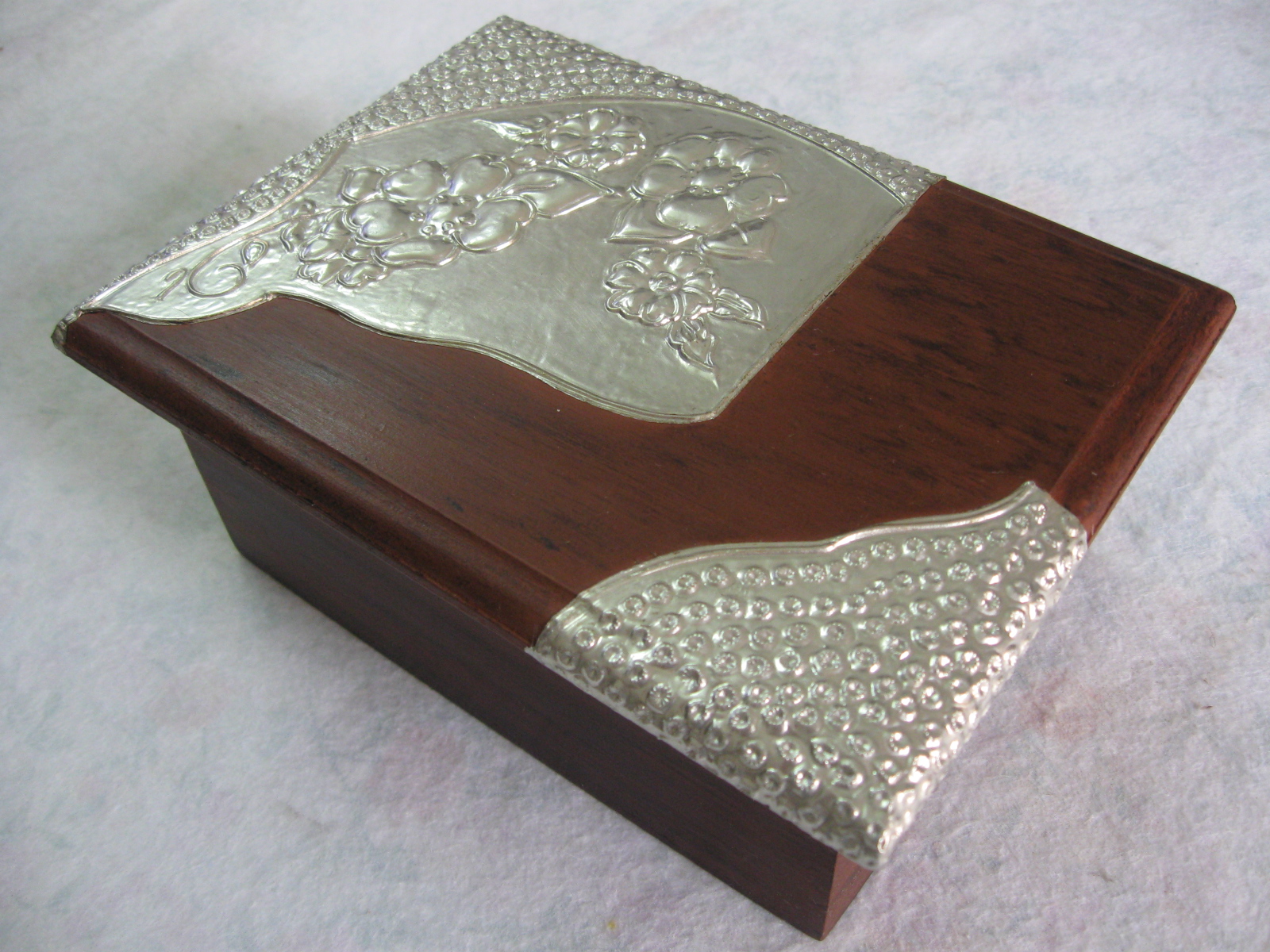 Mis Cajitas Artesanales: Repujado en Estaño