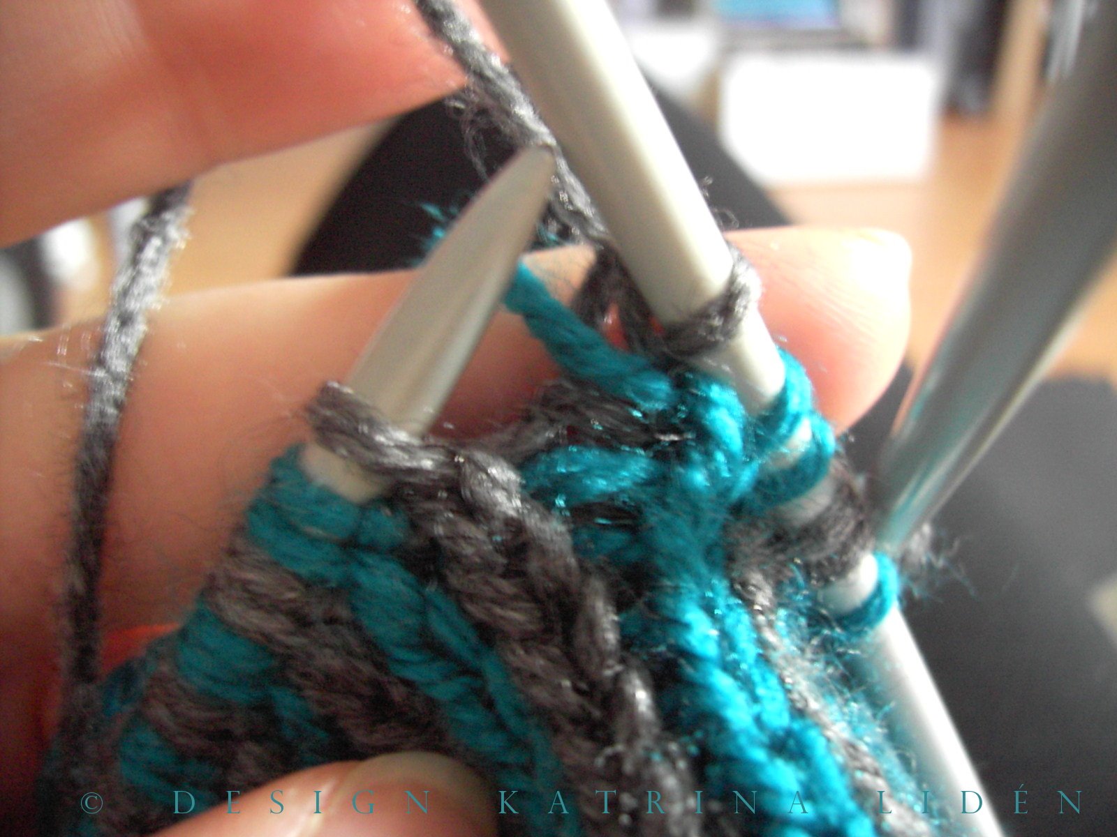 [011_dubbelstickning_byta_garn_©DesignKatrinaLidén.JPG]