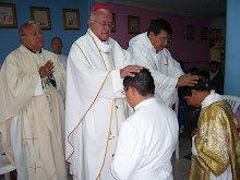Monseñor +++Gonzalo Ordenando de Sacerdote al que hoy es Monseñor ++Victor.