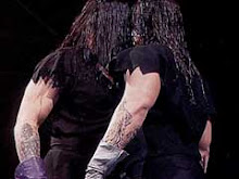 undertaker (Mark William Calaway) in purple gloves vs undertaker (Brian Lee) in grey gloves on 1994