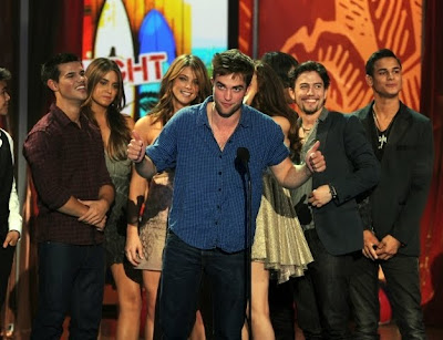 Teen Choice Award 2010... - Page 3 Robert+Pattinson+TCA+2010-+%284%29