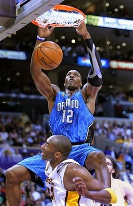 [Dwight+Howard+Dunks+On+Kobe+Bryant+5.jpg]