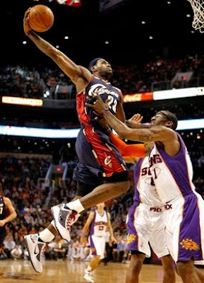 http://1.bp.blogspot.com/_42w5-R0zz2g/SzBAI7FzujI/AAAAAAAAKLg/MOckE6gwMOk/s400/Lebron+James+Dunks+On+Amare+Stoudemire.jpg