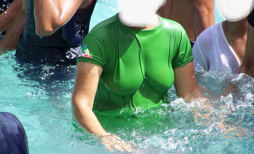 Oops Hot Happen In Indian Style !!: hot indian girl in water park showing  boos