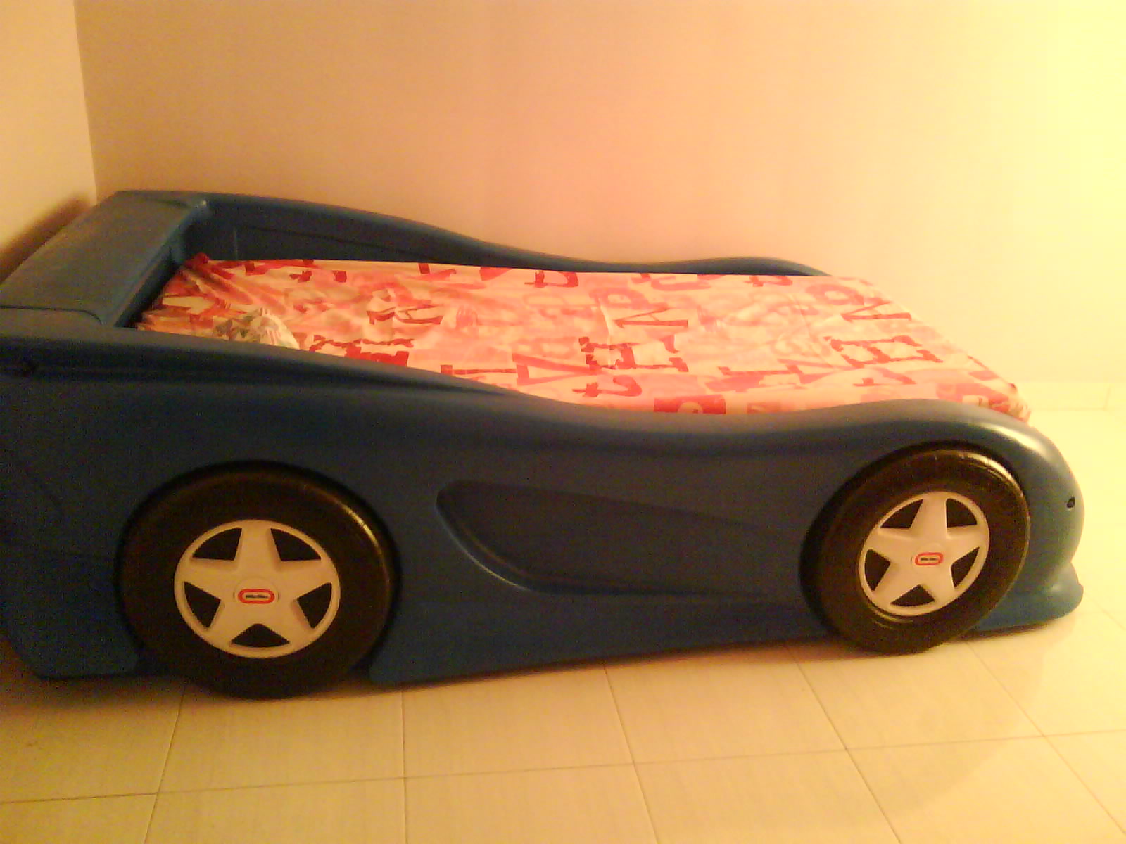 MyBundleToys Little Tikes Blue Race Toddler Bed